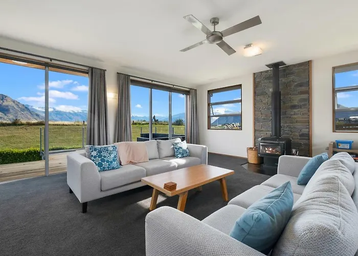 Infinity Views - Modern Wanaka Holiday Home