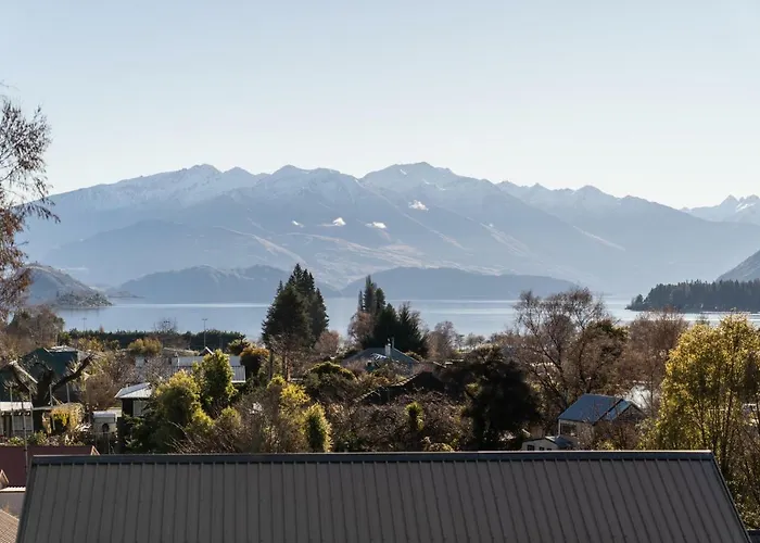 Wanaka Lake Walk To Town, Lake & Mountain Views