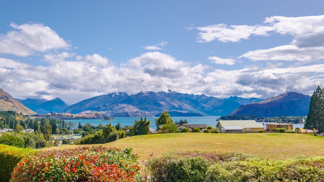 Faulks Terrace Lake And Mountain Views Holiday home Wanaka