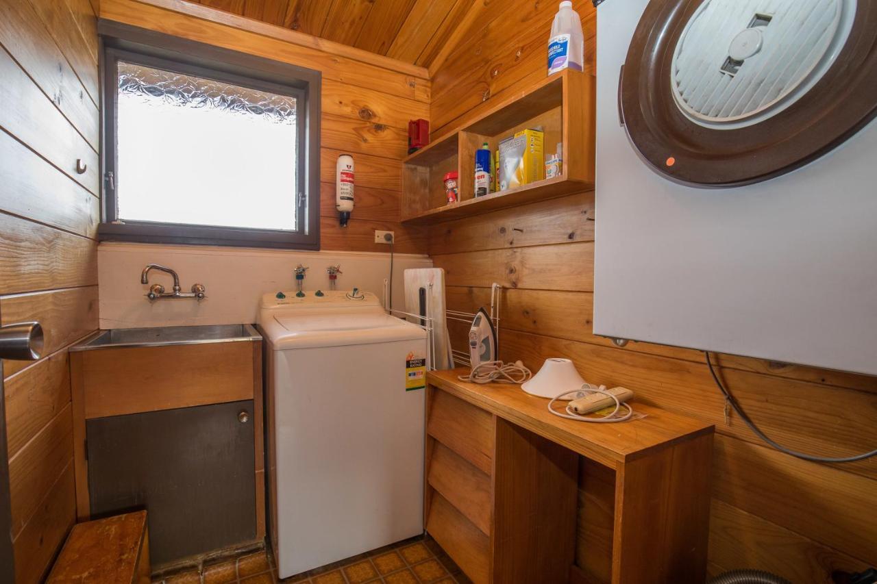 Lakeside Escape - Bach Holiday home Wanaka