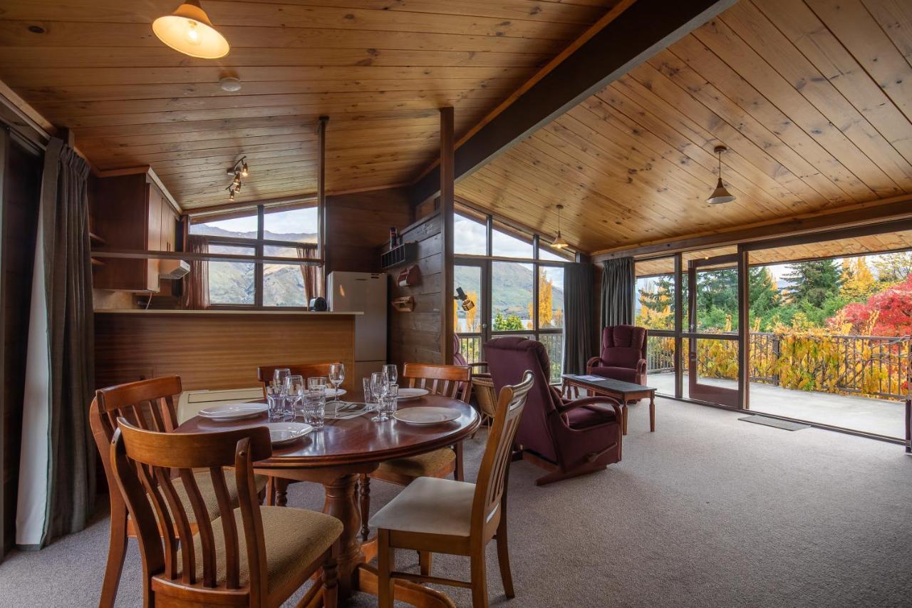 Lakeside Escape - Bach Holiday home Wanaka