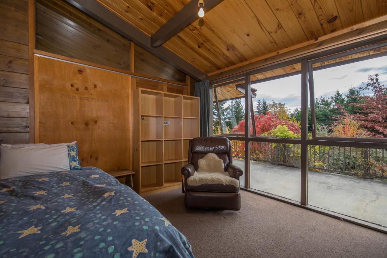 Lakeside Escape - Bach Holiday home Wanaka