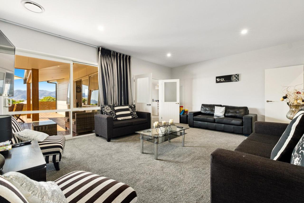 Lakeside Luxury - *