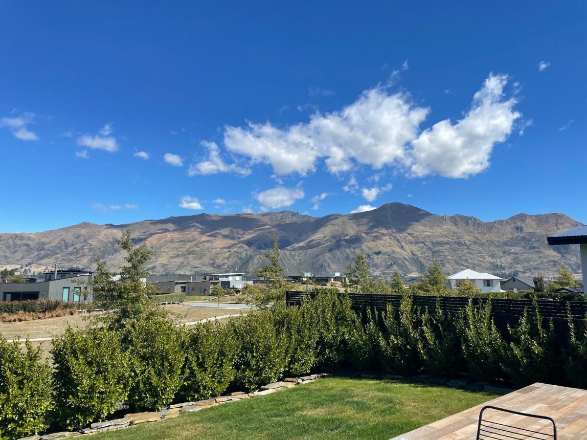 Minaret Ridge - Sleeps 8 - Mountain Views Holiday home