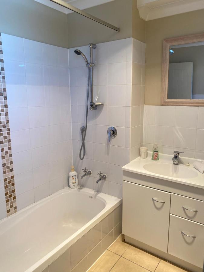 Amazing Aubrey, Walk To Bremner Bay Holiday home Wanaka