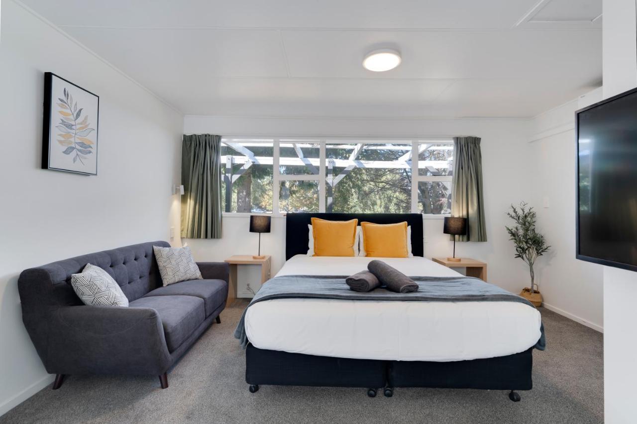Archway & Motel 4*