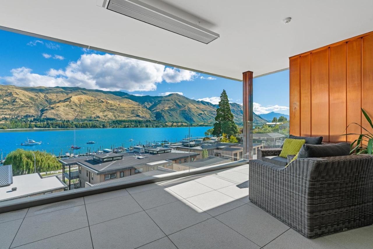 Luxurious Lakefront Penthouse Apartment *