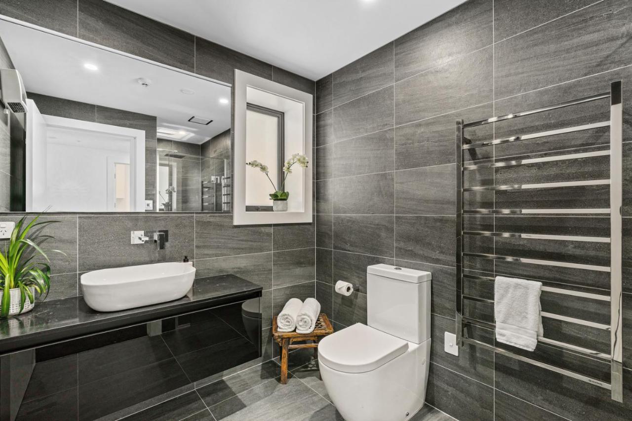 Luxurious Lakefront Penthouse Apartment *