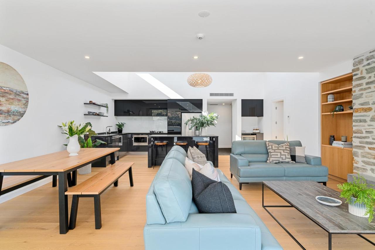 Luxurious Lakefront Penthouse Wanaka