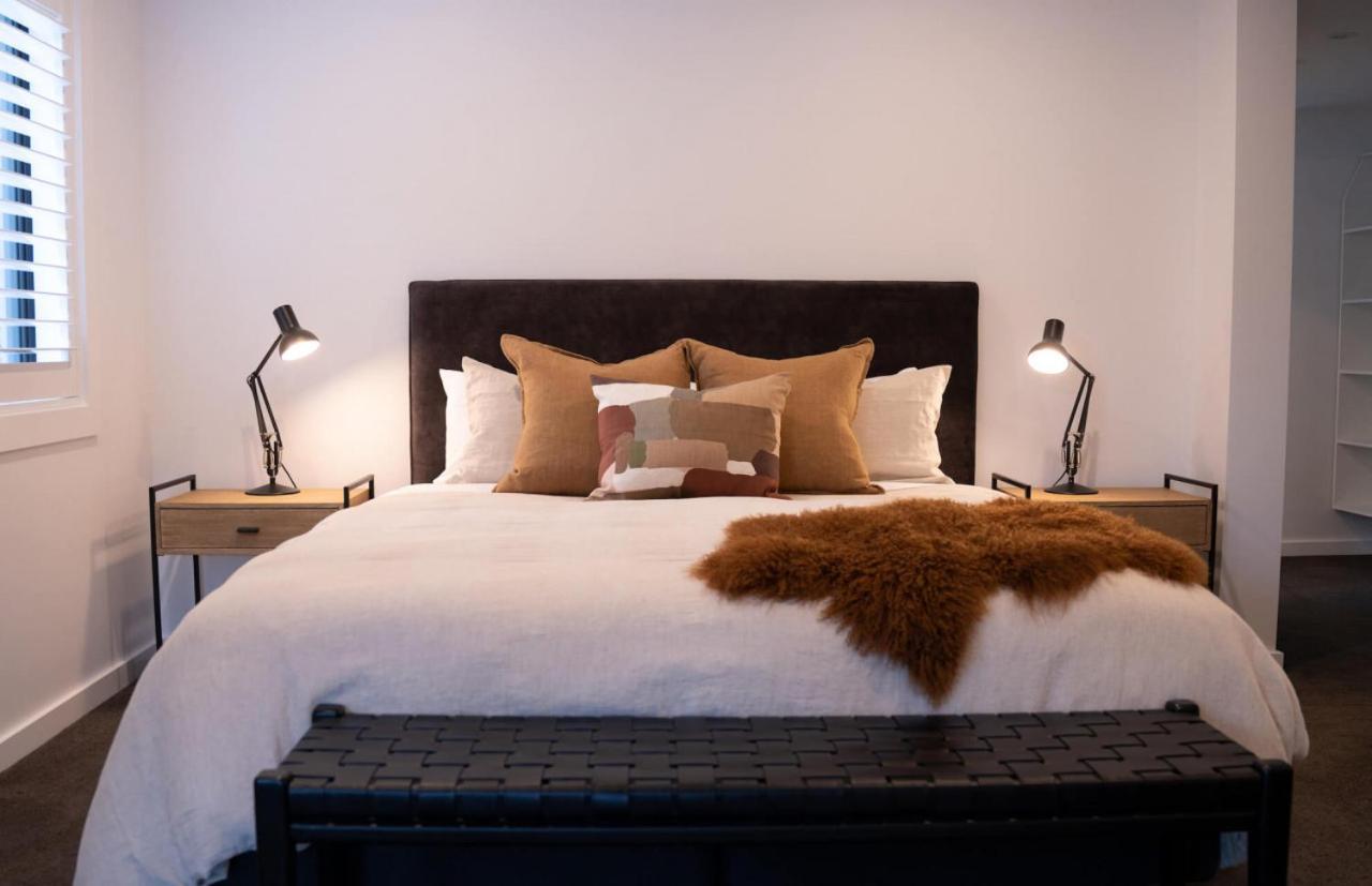 Genoa - Sleeps 6 - Lakefront Apartment