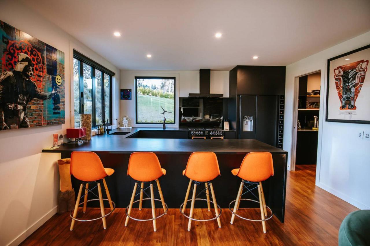 Holiday home Mt Roy Terrace - Sleeps 8 - Mountain Views - Artwork Collection Wanaka