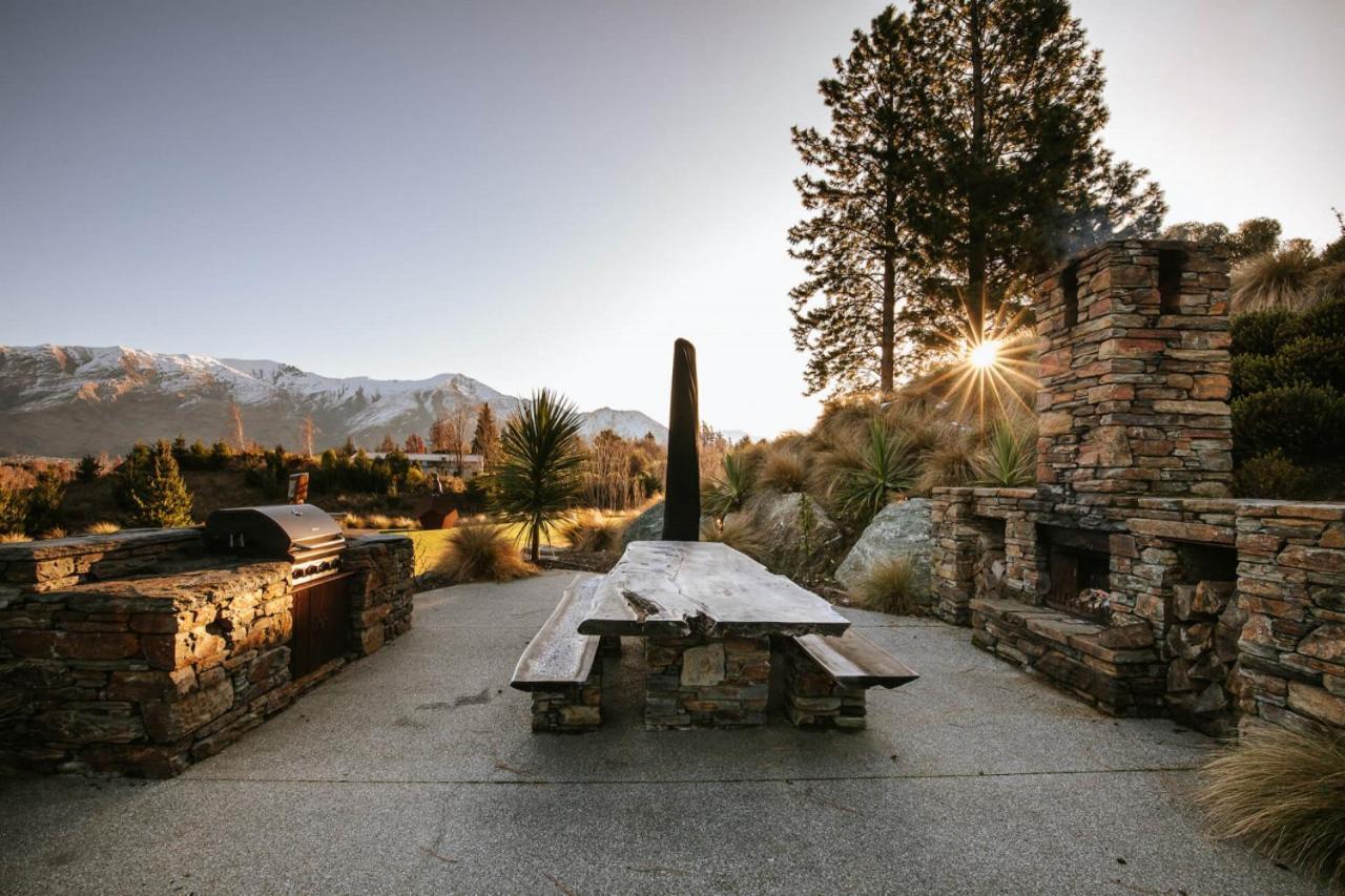 Mt Roy Terrace - Sleeps 8 - Mountain Views - Artwork Collection Wanaka
