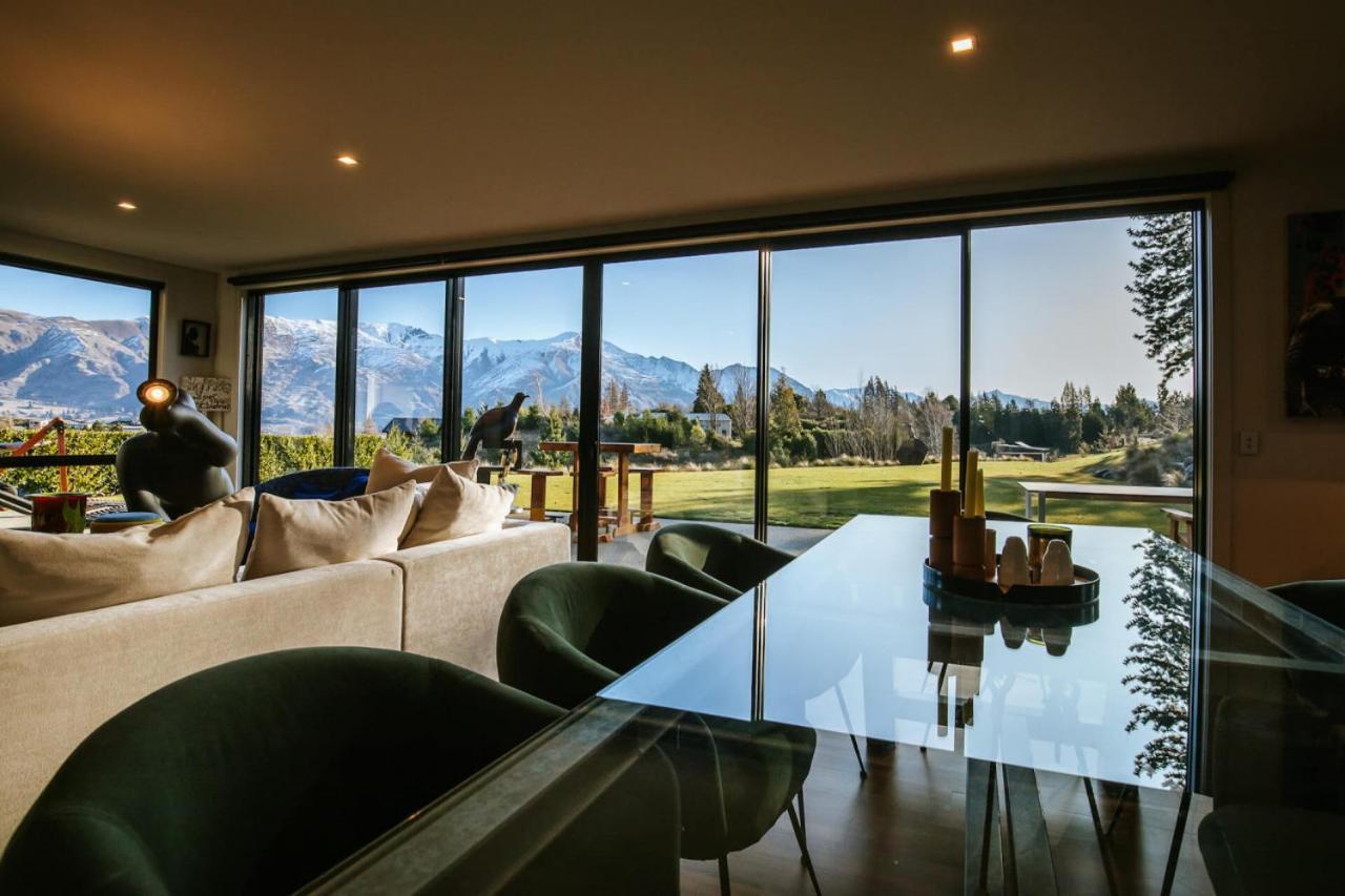Holiday home Mt Roy Terrace - Sleeps 8 - Mountain Views - Artwork Collection