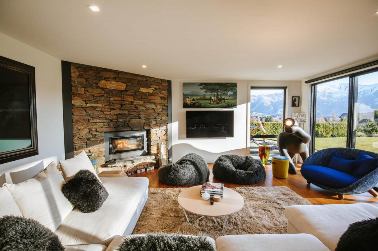 Mt Roy Terrace - Sleeps 8 - Mountain Views - Artwork Collection Holiday home *