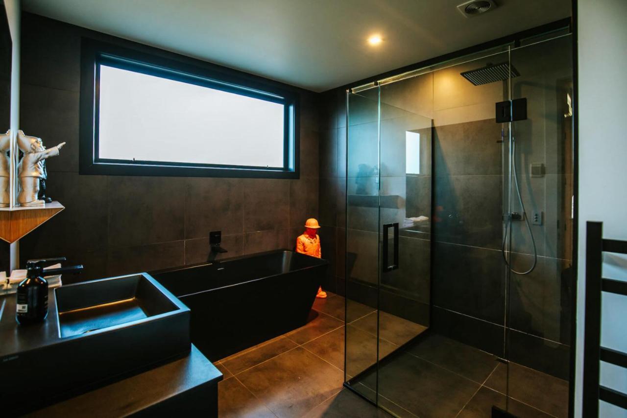 Mt Roy Terrace - Sleeps 8 - Mountain Views - Artwork Collection Wanaka