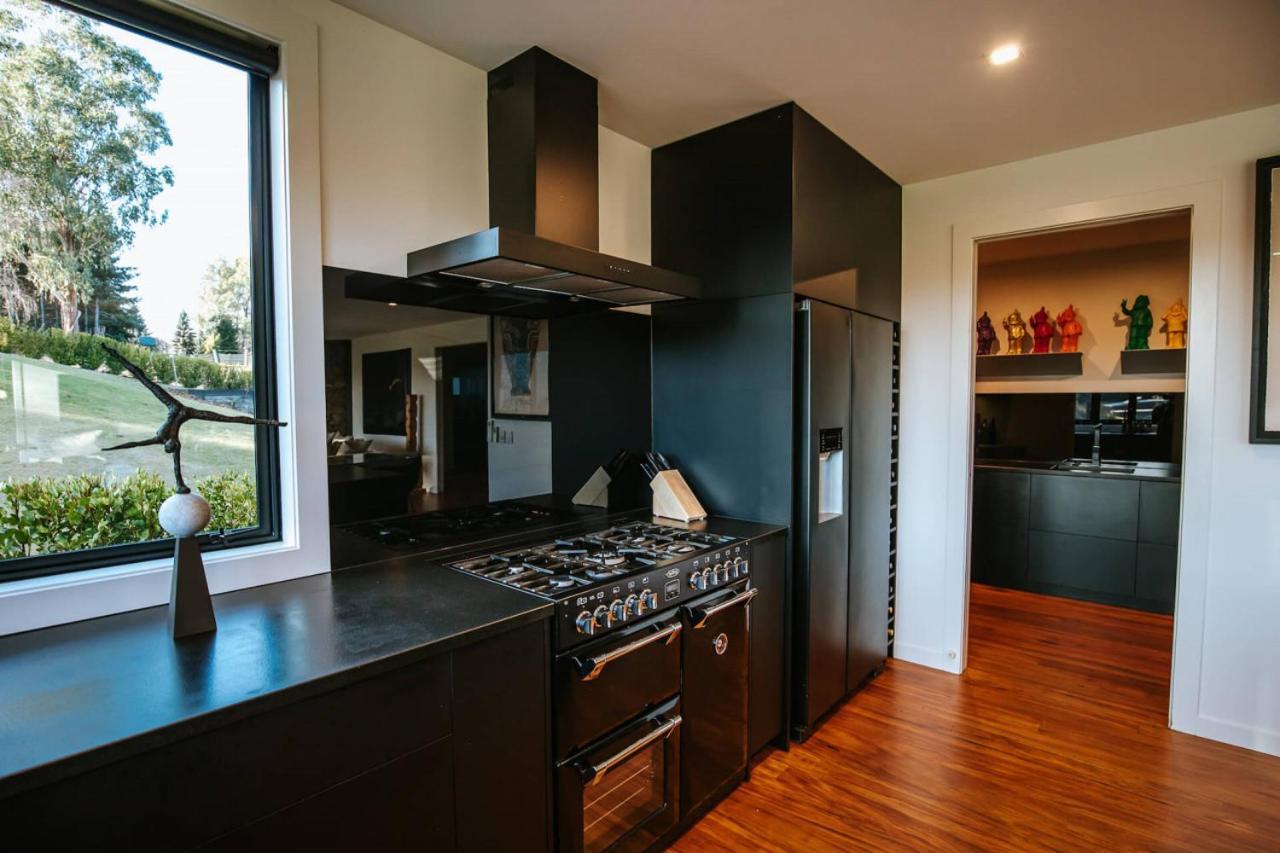 Mt Roy Terrace - Sleeps 8 - Mountain Views - Artwork Collection Holiday home *