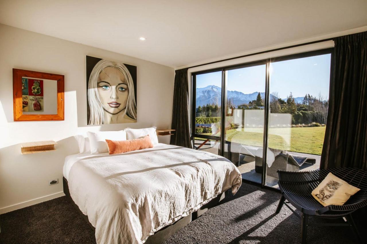 Mt Roy Terrace - Sleeps 8 - Mountain Views - Artwork Collection
