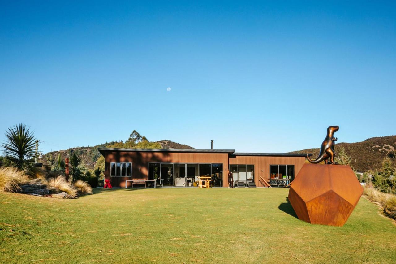 Mt Roy Terrace - Sleeps 8 - Mountain Views - Artwork Collection Wanaka