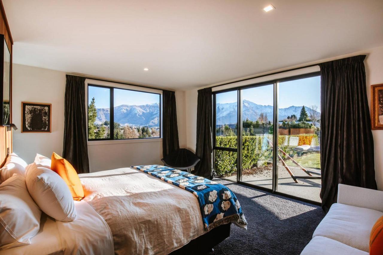 Holiday home Mt Roy Terrace - Sleeps 8 - Mountain Views - Artwork Collection