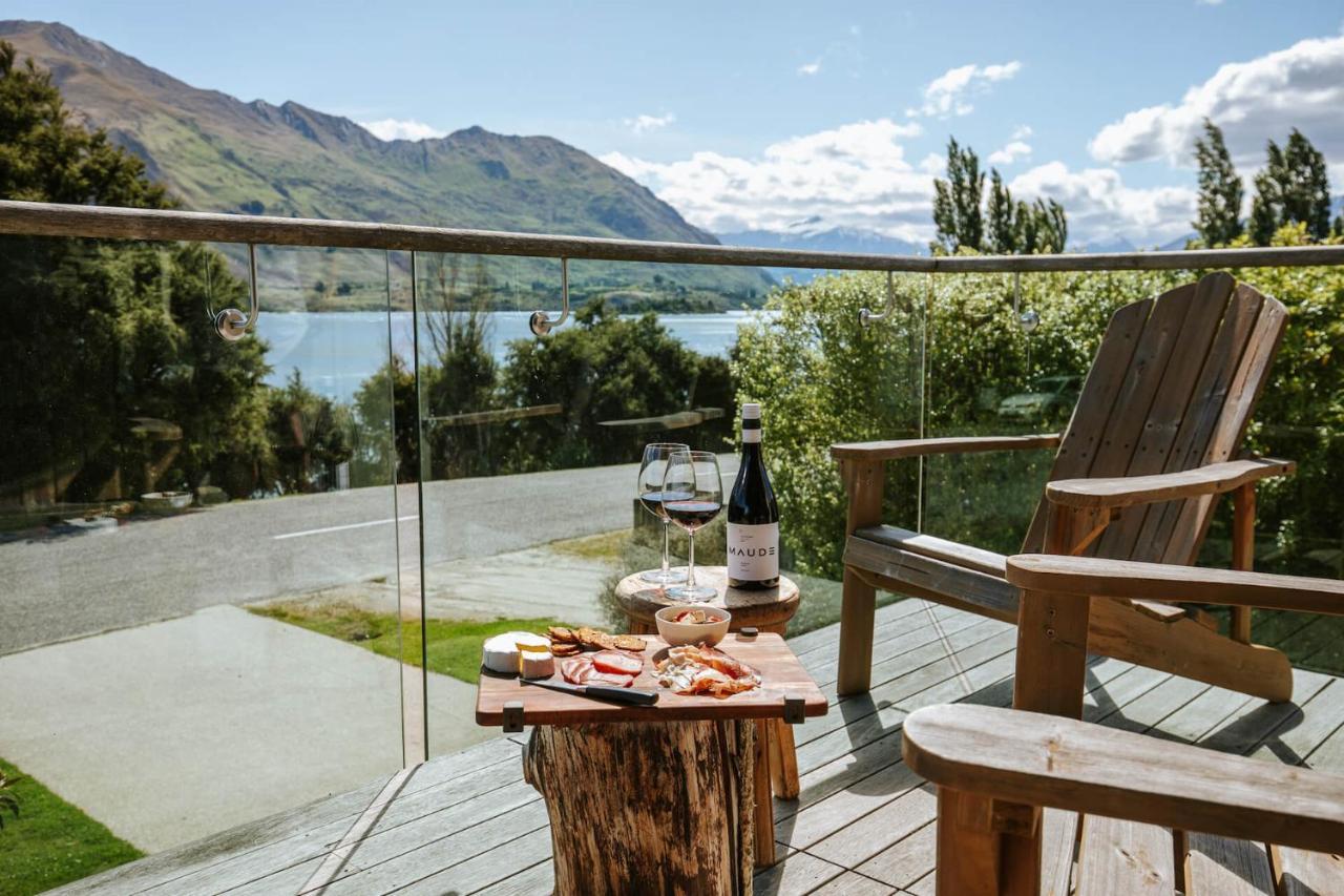 Lakeside Road - Sleeps 8 - Views - Front Holiday home *
