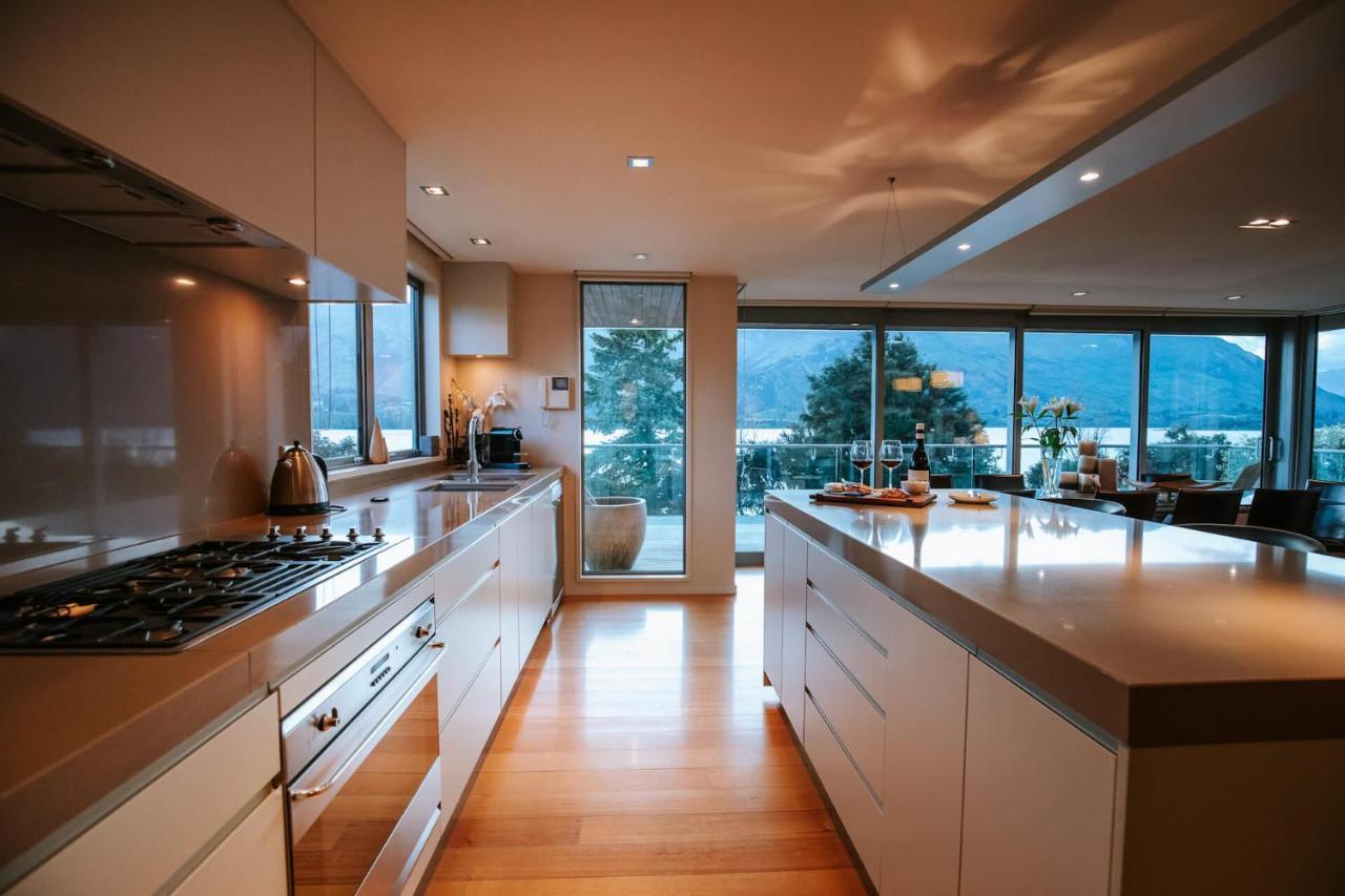Lakeside Road - Sleeps 8 - Views - Front Holiday home *