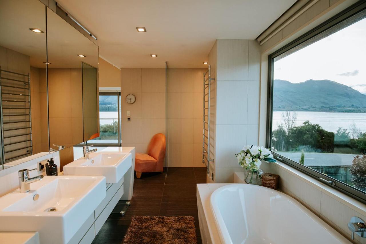 Holiday home Lakeside Road - Sleeps 8 - Views - Front Wanaka