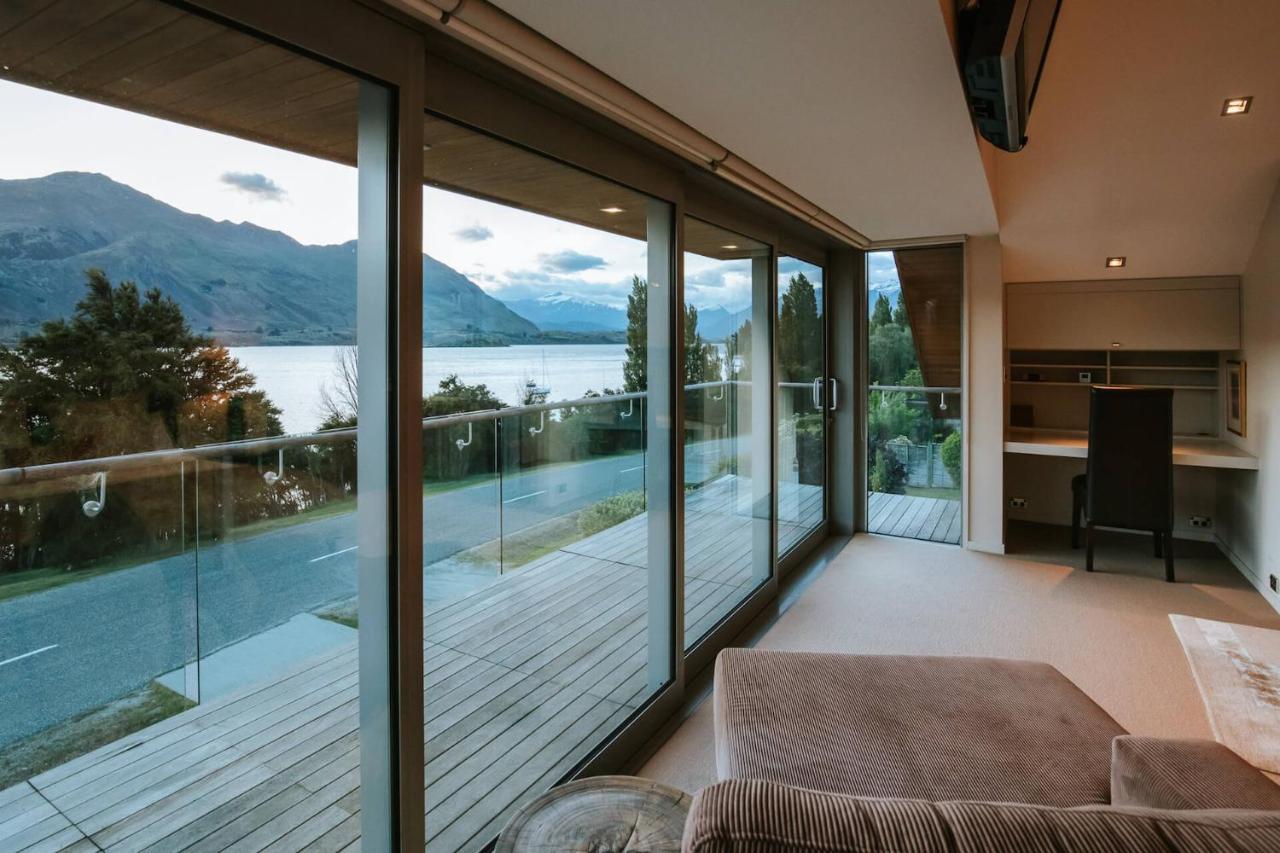 Lakeside Road - Sleeps 8 - Views - Front Holiday home Wanaka