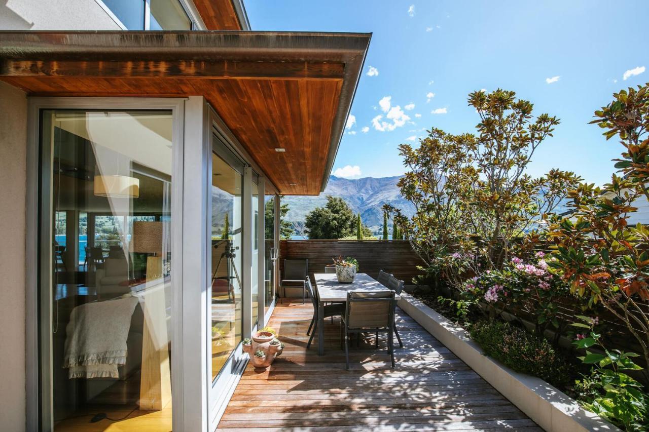 Lakeside Road - Sleeps 8 - Views - Front Holiday home