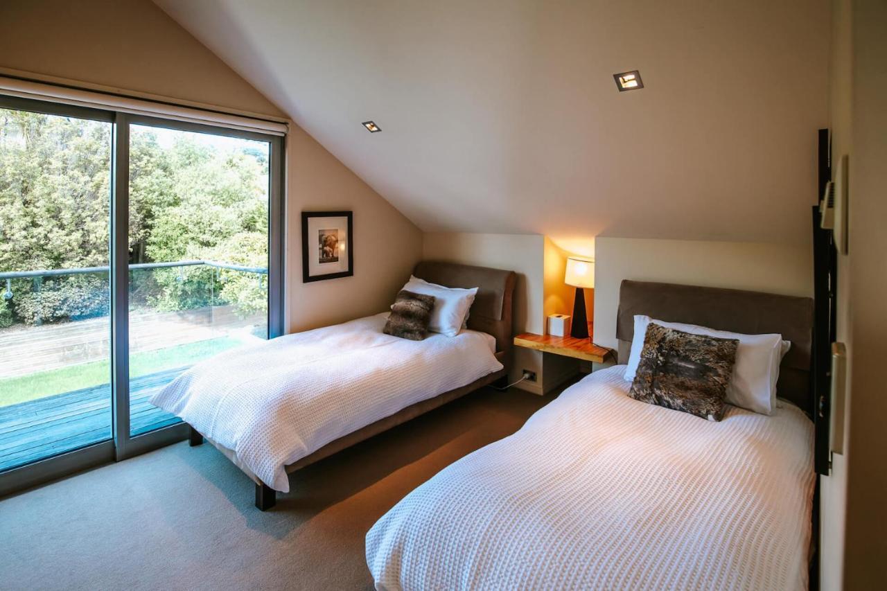 Lakeside Road - Sleeps 8 - Views - Front Wanaka