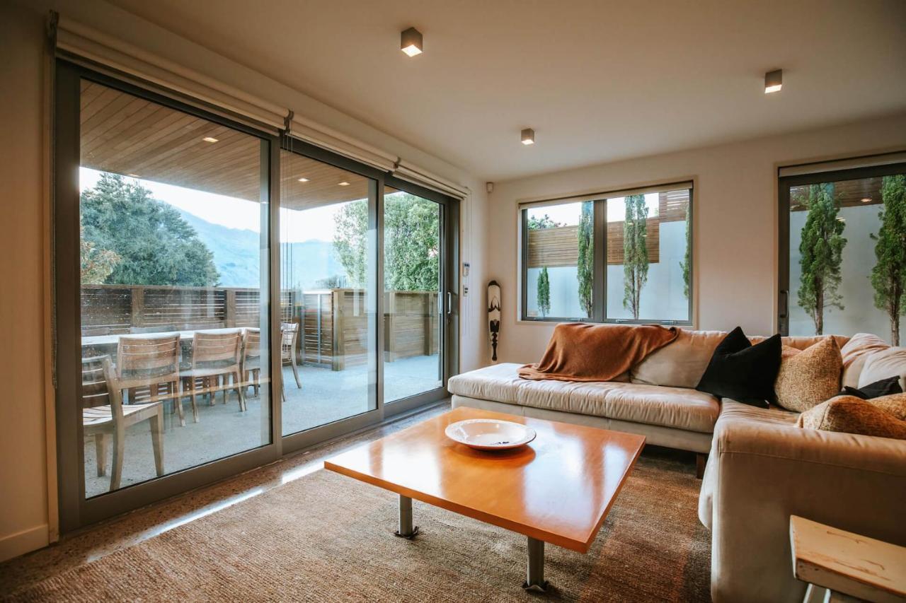Lakeside Road - Sleeps 8 - Views - Front * Wanaka