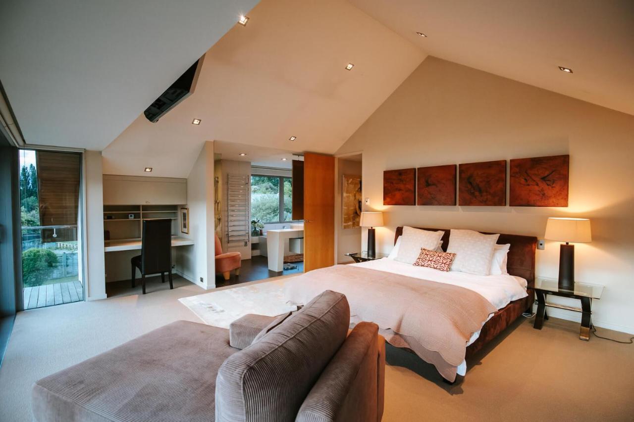Holiday home Lakeside Road - Sleeps 8 - Views - Front Wanaka