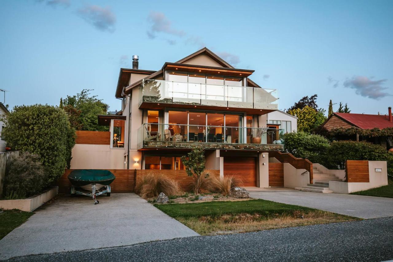 Lakeside Road - Sleeps 8 - Views - Front Holiday home