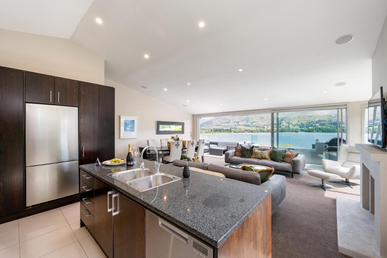 Luxury Lakeview Vista Apartment