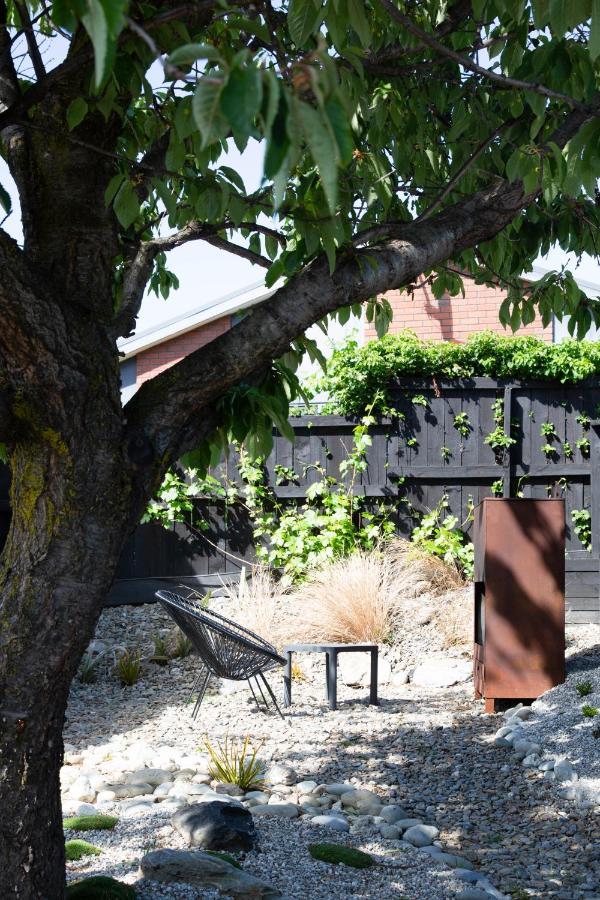 Tiny House With Mountain Views, Indoor And Outdoor Fire, Private Courtyard Garden Apartment Wanaka