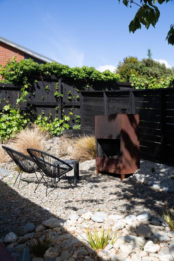 Tiny House With Mountain Views, Indoor And Outdoor Fire, Private Courtyard Garden Apartment Wanaka