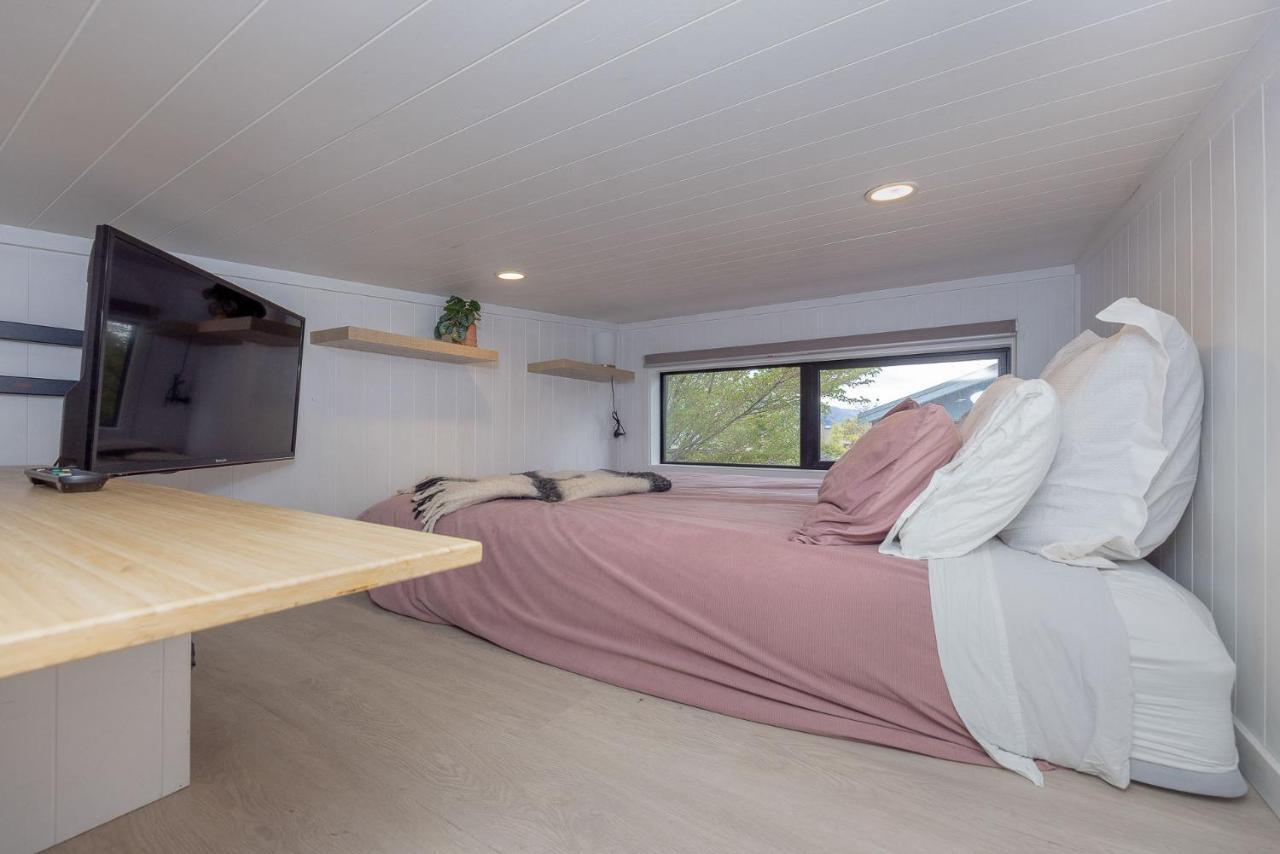 Tiny House With Mountain Views, Indoor And Outdoor Fire, Private Courtyard Garden Apartment Wanaka