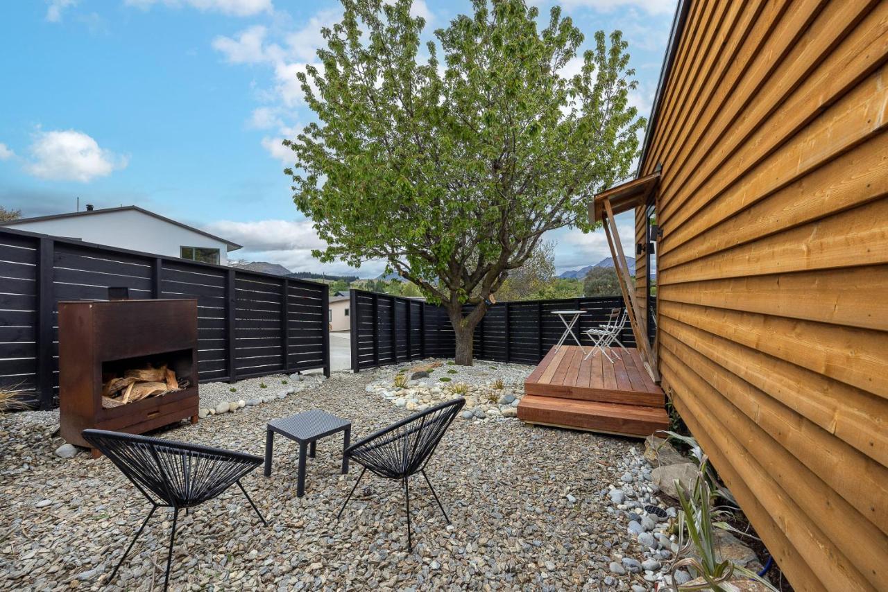 Tiny House With Mountain Views, Indoor And Outdoor Fire, Private Courtyard Garden Apartment Wanaka