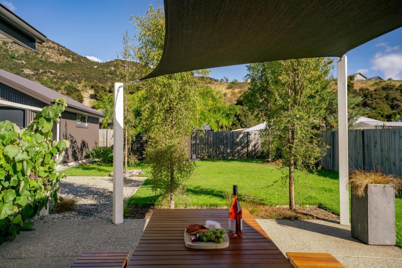 Relax On Snowberry - *