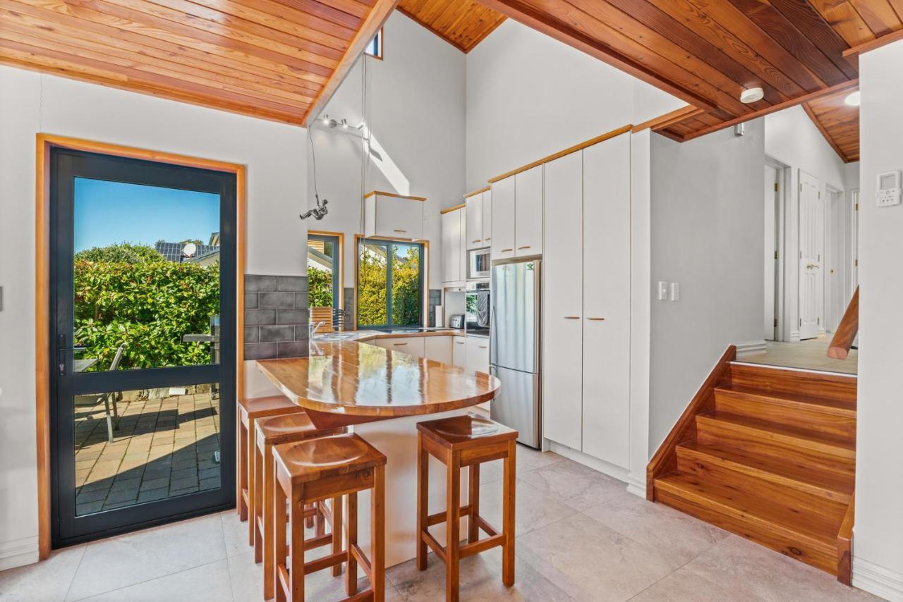 Lakehouse Retreat - *