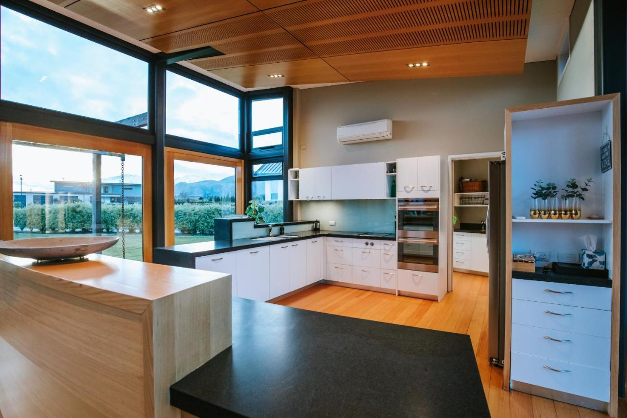 Mt Gold Retreat - Sleeps 8 - Pool - Tennis Court Wanaka