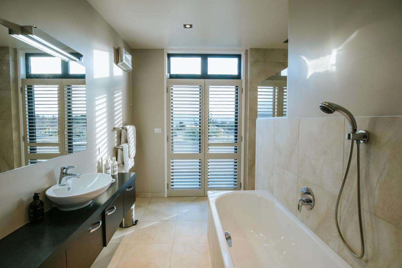 Mt Gold Retreat - Sleeps 8 - Pool - Tennis Court Holiday home Wanaka