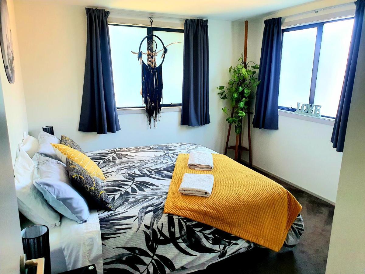Hawea Heaven: Superking Beds + Hot Tub + Mountain Holiday home *