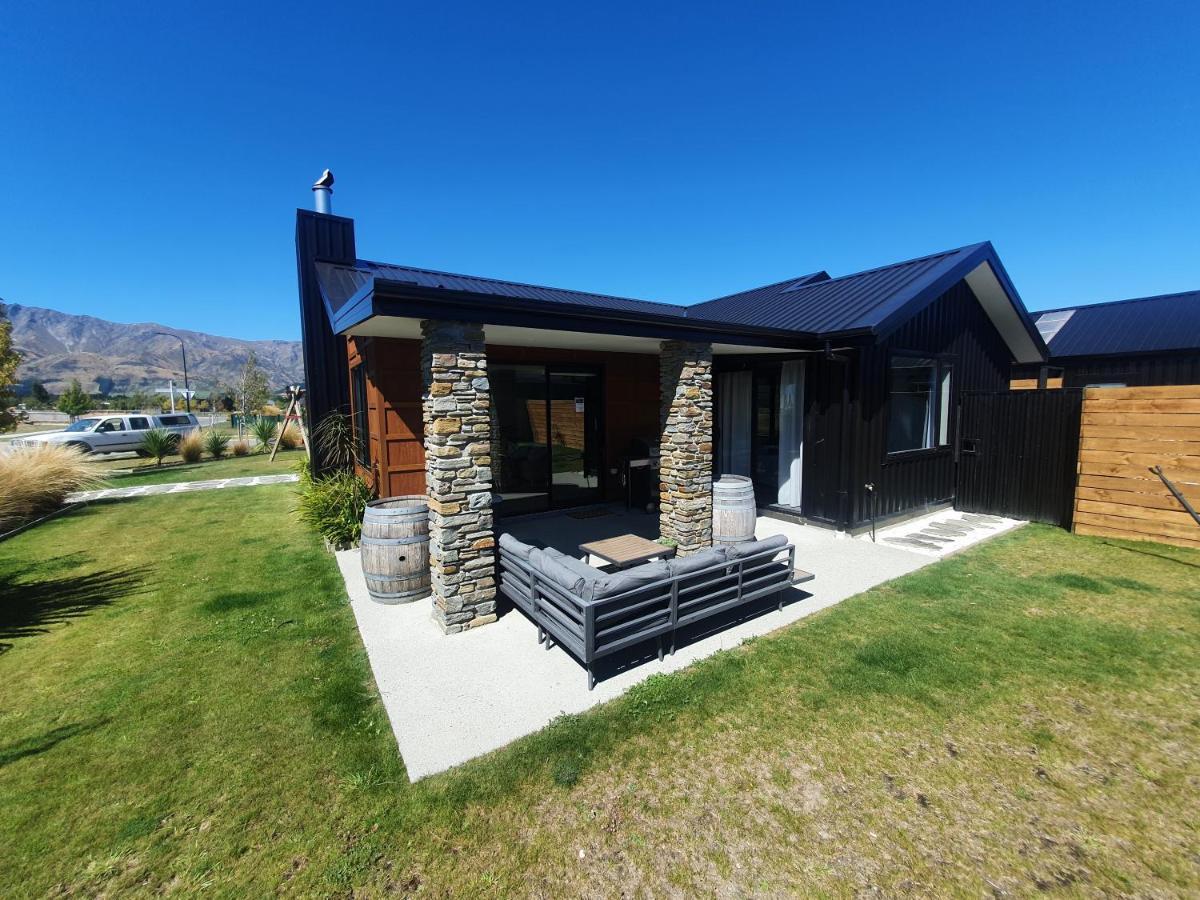 Hawea Heaven: Superking Beds + Hot Tub + Mountain Wanaka