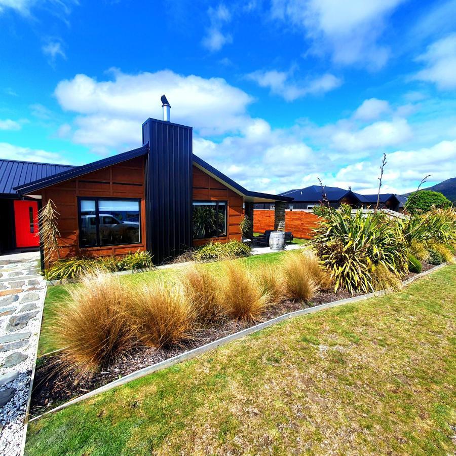 Hawea Heaven: Superking Beds + Hot Tub + Mountain Holiday home
