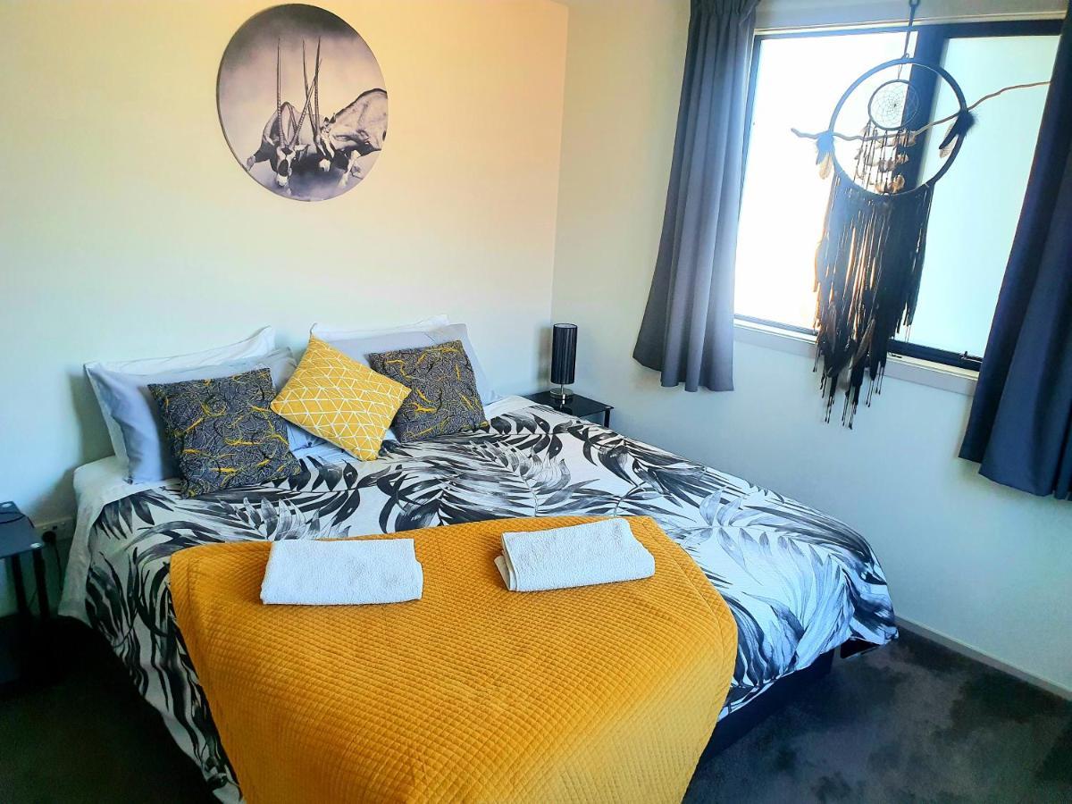 Hawea Heaven: Superking Beds + Hot Tub + Mountain Holiday home *