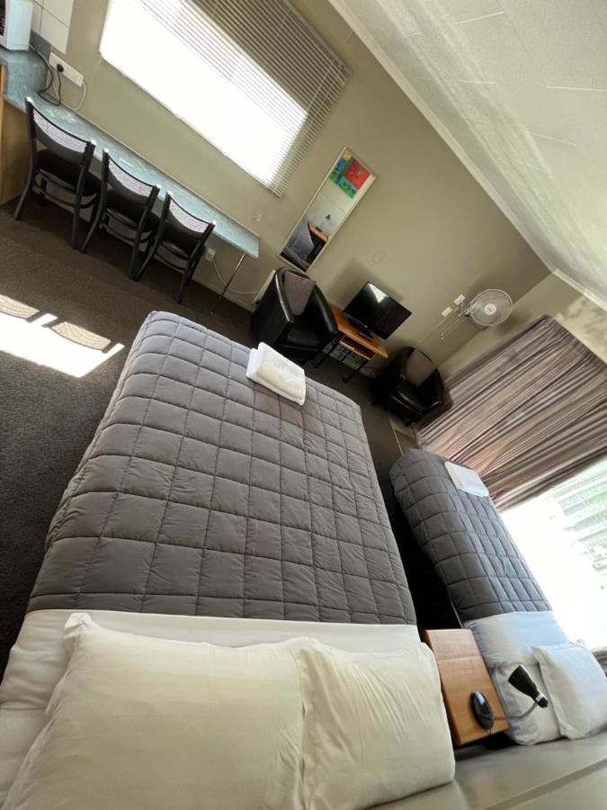 Manuka Crescent Motel