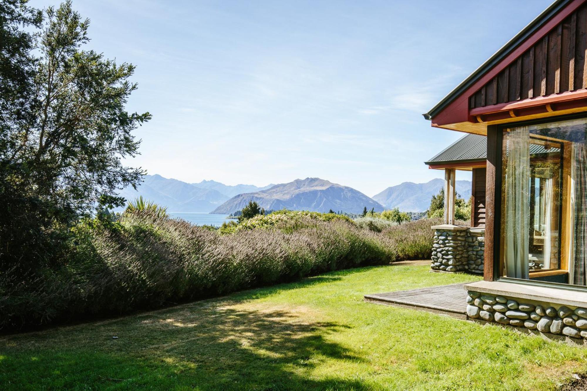 Bullock Creek - Sleeps 8 - & Mountain Views - Private & Secluded Wanaka