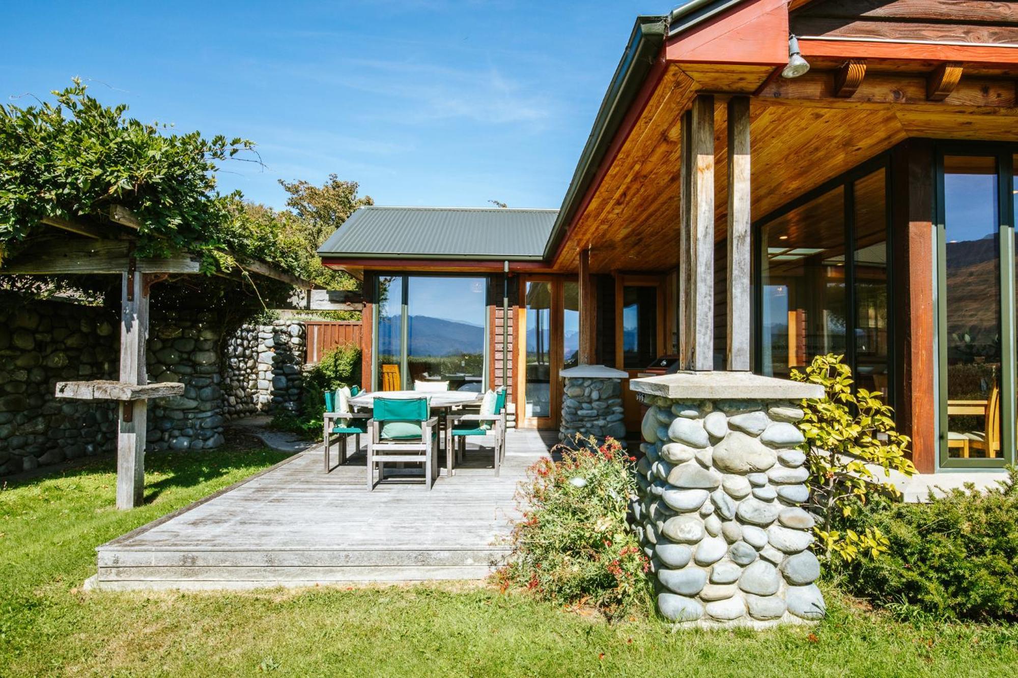 Holiday home Bullock Creek - Sleeps 8 - & Mountain Views - Private & Secluded *