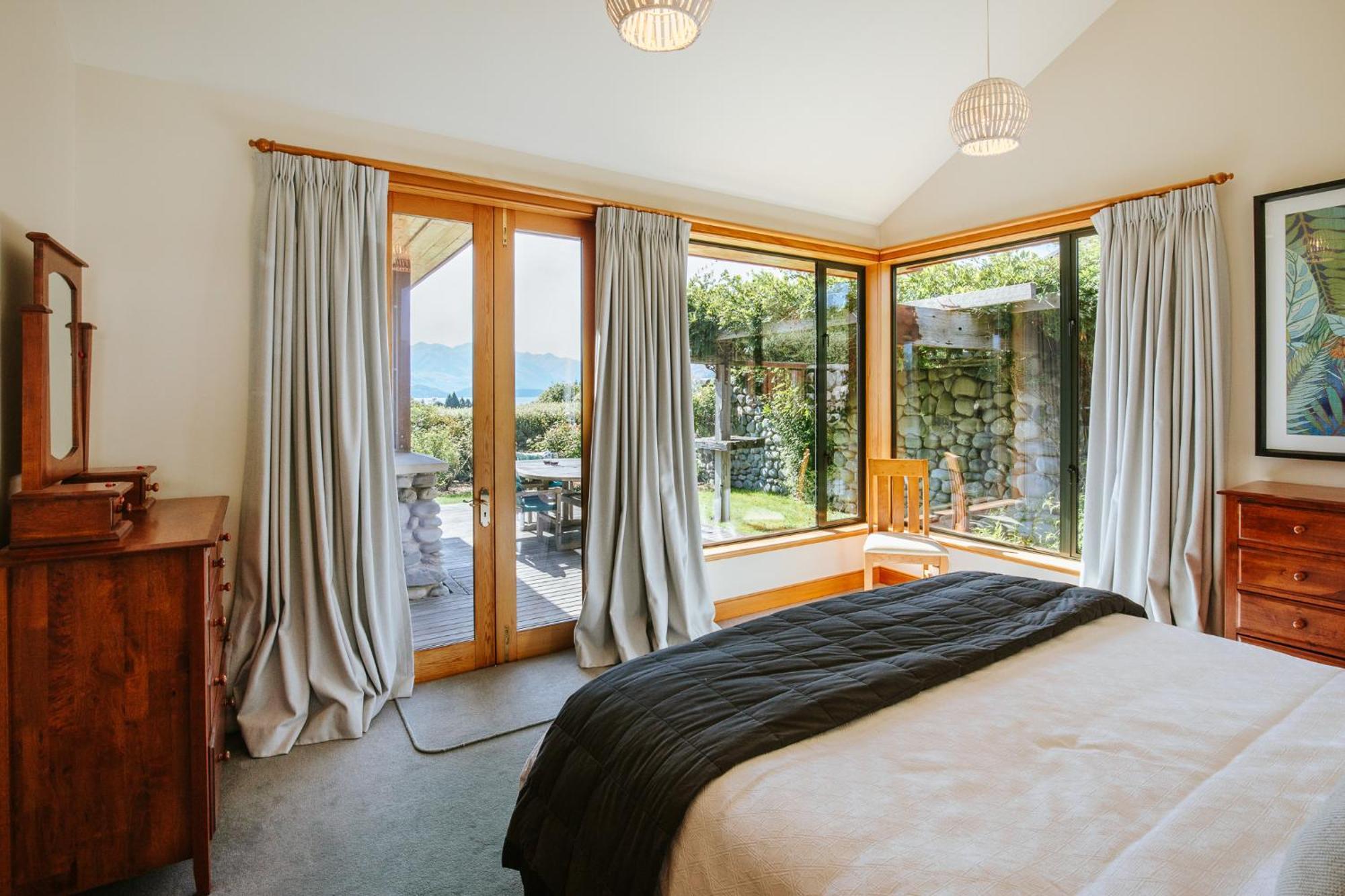 Bullock Creek - Sleeps 8 - & Mountain Views - Private & Secluded Holiday home *