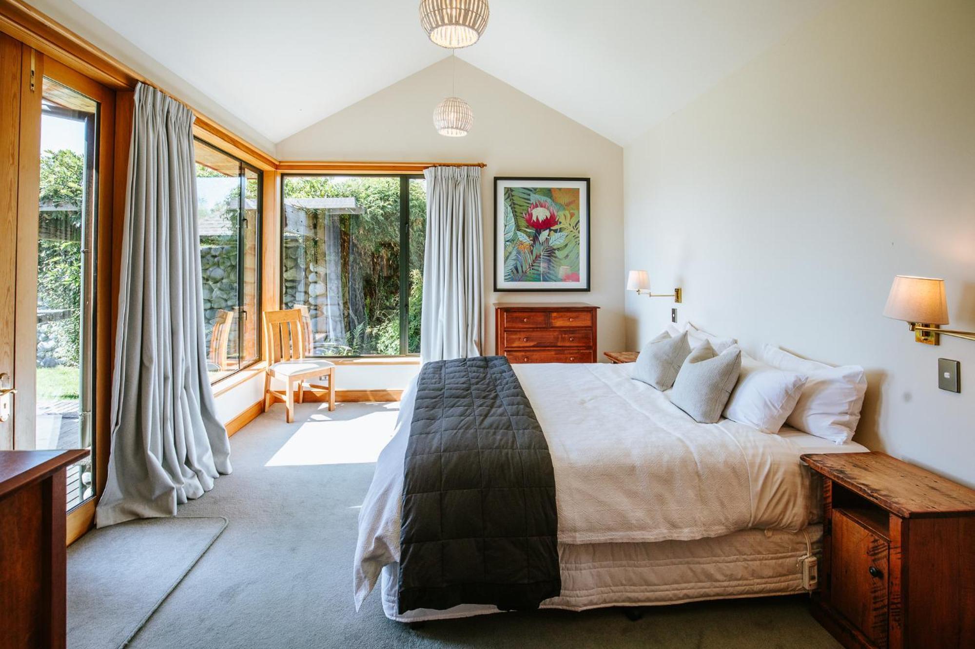 Bullock Creek - Sleeps 8 - & Mountain Views - Private & Secluded Wanaka
